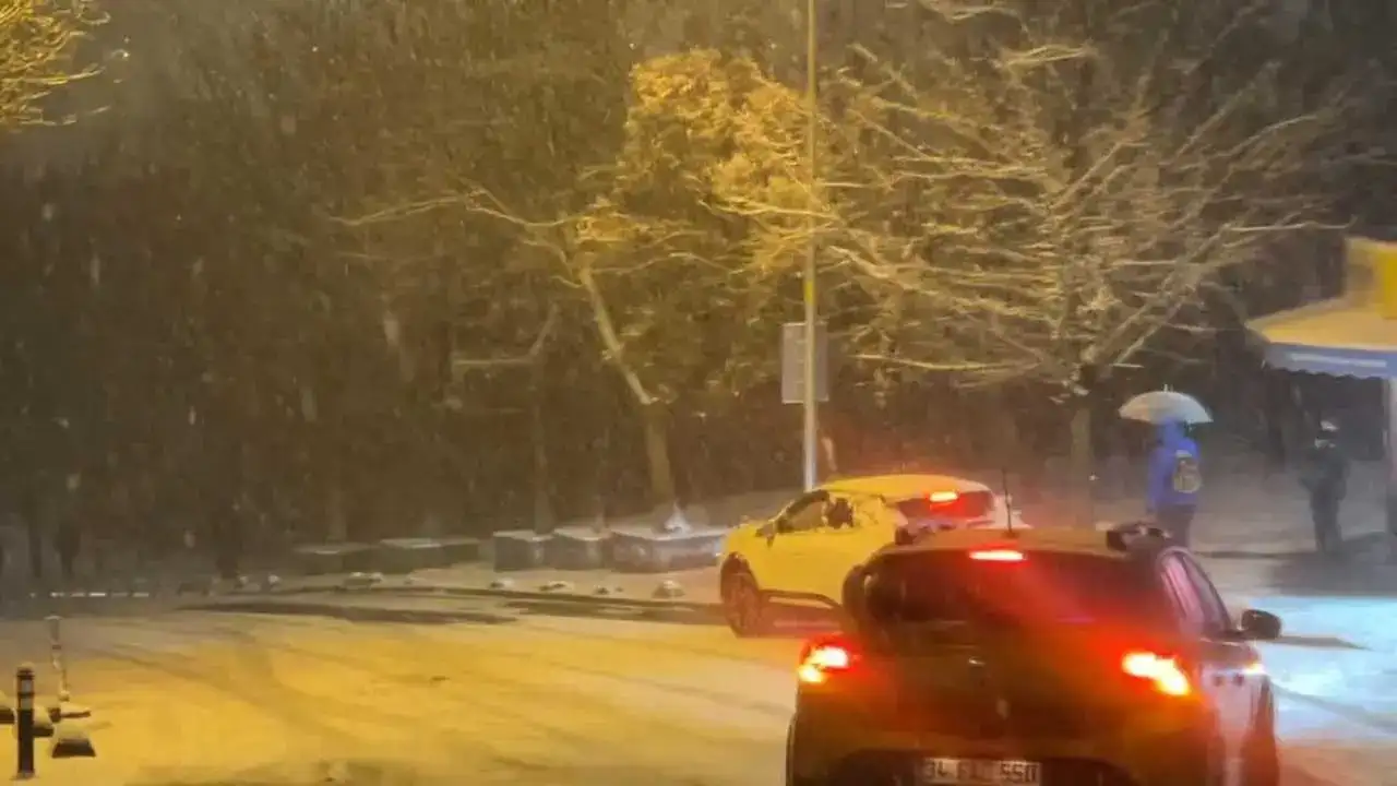 Kar İstanbul’u Teslim Aldı: Valilik Trafik İçin Düğmeye Bastı! 5